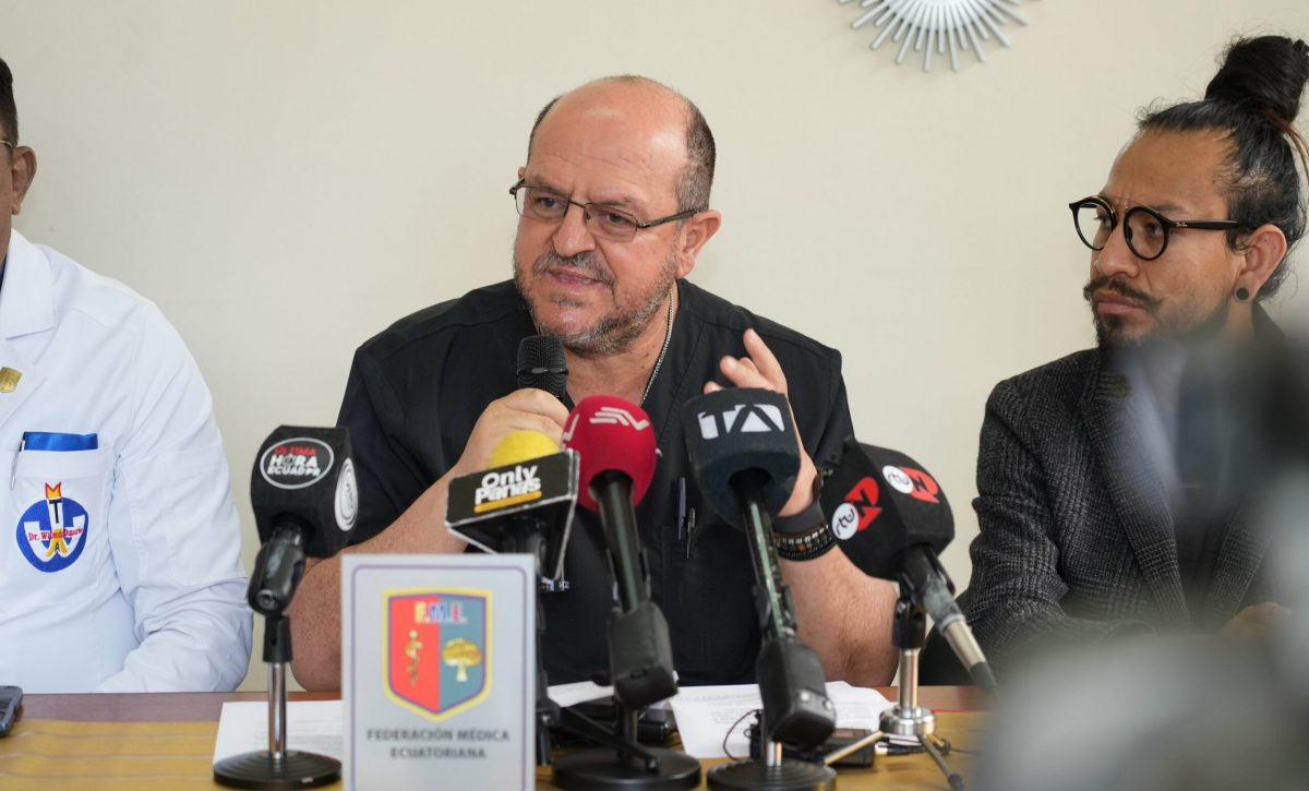 presidente federación médica ecuatoriana santiago carrasco despido médicos personal salud entrevista