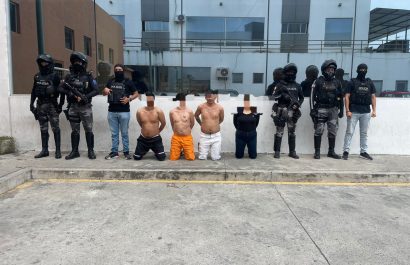Una mujer detenida en Manta sería cómplice de hombres que se dedicaban a la extorsión desde una cárcel de Guayaquil.