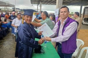 El director provincial del MAG, Galo Naula, entregó los certificados a los productores.