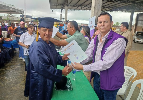 El director provincial del MAG, Galo Naula, entregó los certificados a los productores.