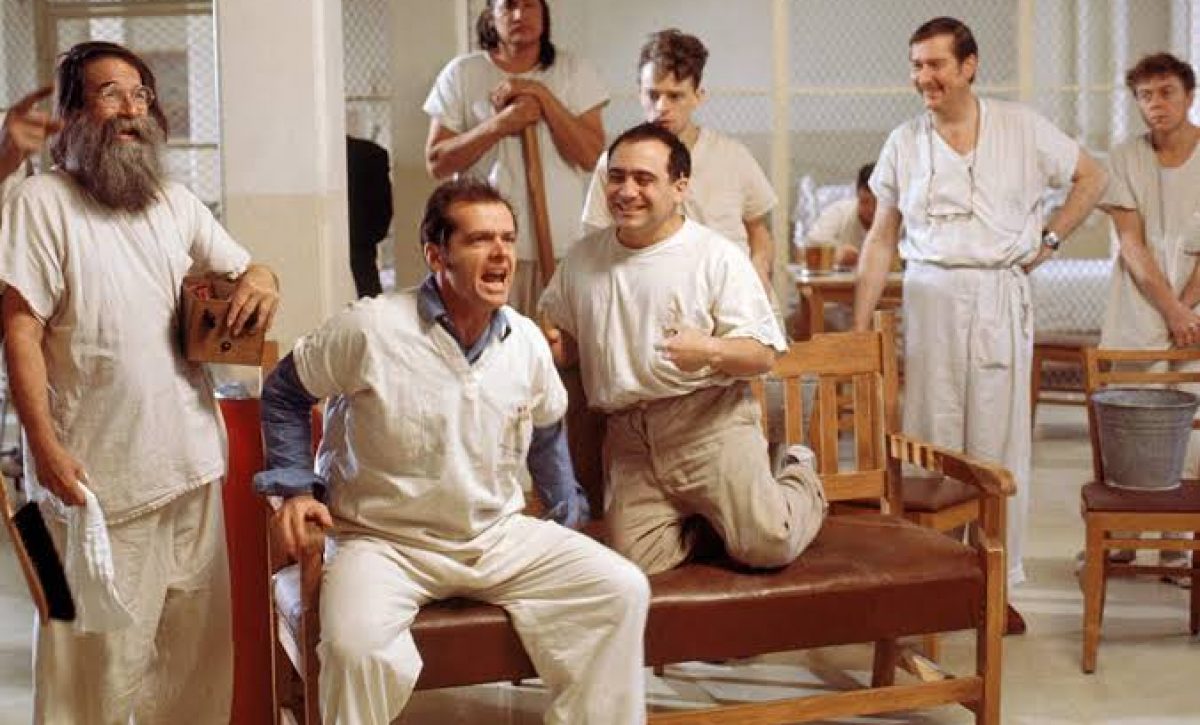 El experimento psiquiátrico generó un impacto cultural inmediato. En 1975, se estrenó la película Atrapado sin salida, inspirada en una historia similar, que obtuvo varios premios Óscar.