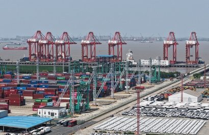 El Puerto de Shanghái continúa liderando el comercio marítimo mundial, y su nueva conexión con América Latina a través de Chancay promete fortalecer los lazos comerciales entre Asia y la región.
