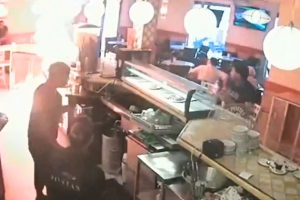 Se enfadó por no recibir mayonesa y prendió fuego al bar: así fue el insólito ataque en Sevilla