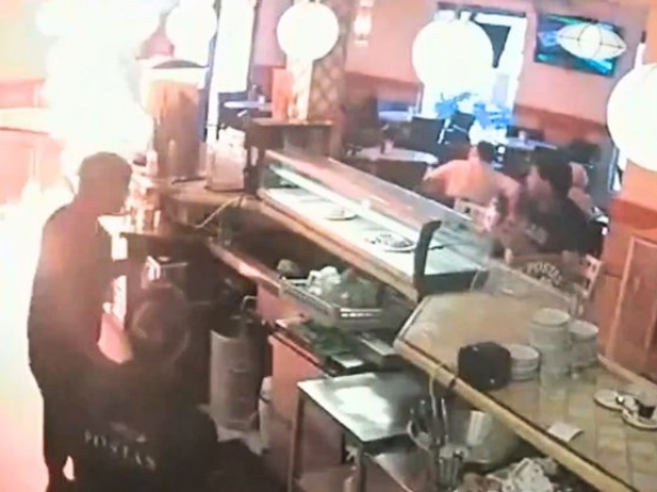 Se enfadó por no recibir mayonesa y prendió fuego al bar: así fue el insólito ataque en Sevilla