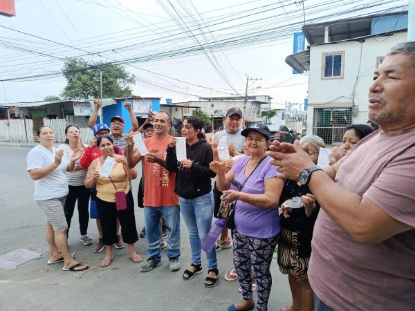Un grupo de moradores de San Pedro protesta por la falta de agua potable, un problema que los afecta desde hace tres semanas.