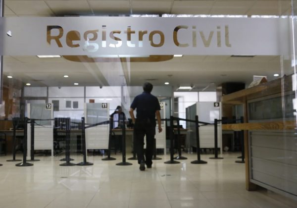 Crisis en el Registro Civil: sin turnos para cédulas y pasaportes hasta agosto 2025