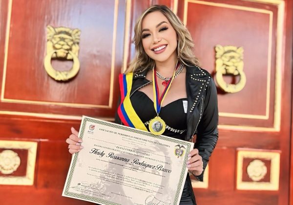 Rossanna brilla en Colombia: Artista ecuatoriana fue condecorada con el prestigioso premio Diana Turbay