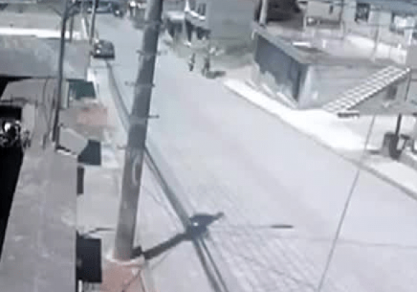 Vecinos persiguen a ladrones y prenden fuego a su moto en Calacalí, Quito