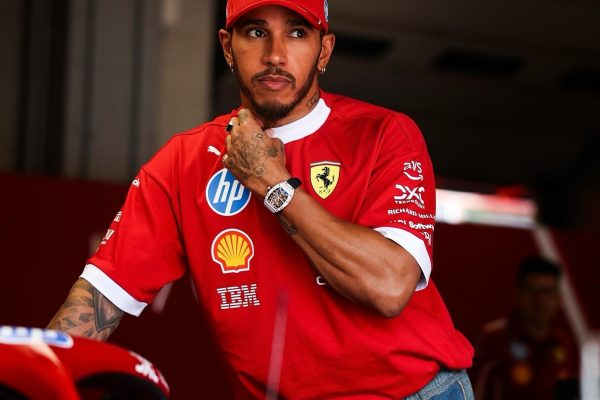 El piloto británico Lewis Hamilton, heptacampeón de Fórmula 1 es actualmente piloto de Ferrari. FOTO: lewishamilton (Instagram).