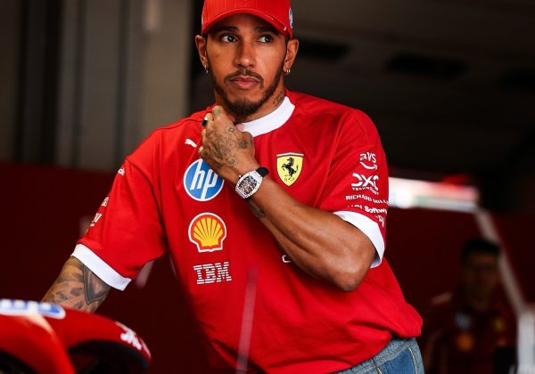 El piloto británico Lewis Hamilton, heptacampeón de Fórmula 1 es actualmente piloto de Ferrari. FOTO: lewishamilton (Instagram).