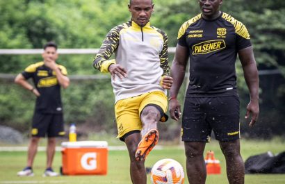 Segundo Castillo dirigiendo un entrenamiento de Barcelona SC