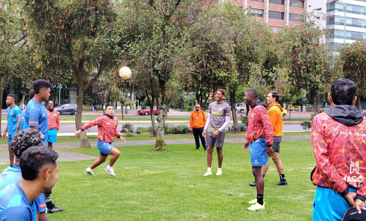 Libertad FC se instaló en el parque La Carolina para realizar ejercicios tácticos y físicos antes de su choque contra Independiente del Valle.