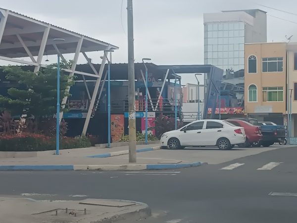 El robo sistemático de cables en la plaza Tarqui de Manta deja zonas sin luz, afecta al comercio y provoca pérdidas económicas.