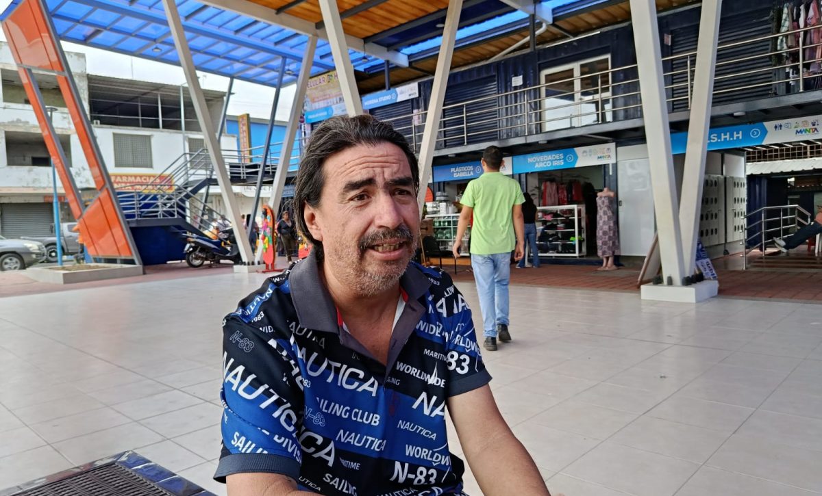 Jhon Vera, dirigente de Tarqui, mientras explica los inconvenientes en Plaza Tarqui.