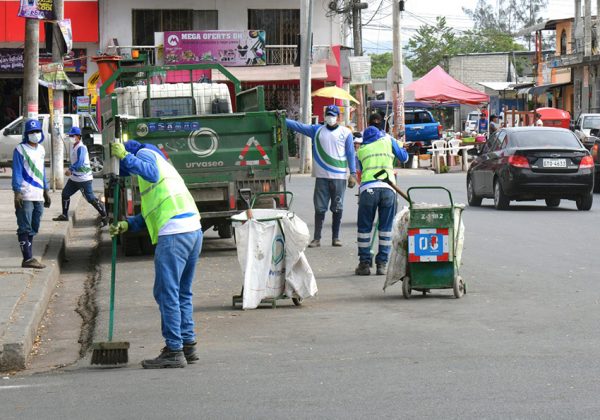 Los ciudadanos deben respetar los horarios de recolección y evitar arrojar basura en la vía pública.