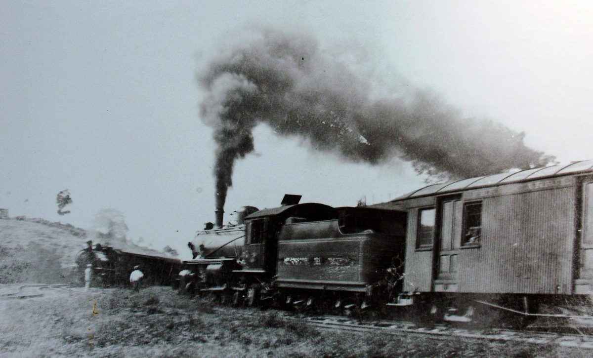 Hacer un viaje en tren desde Santa Ana a Manta tomaba siete horas. Había una parada obligatoria en el cerro de Hojas donde los pasajeros se bajaban a comer.