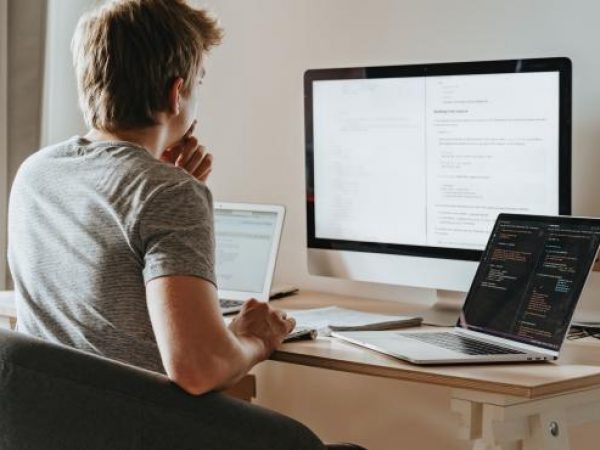 un-hombre-teletrabajando-con-varios-ordenadores
