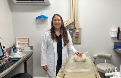 Una migrante ecuatoriana dirige su propio consultorio dental en Estados Unidos, mientras asume múltiples roles para sacarlo adelante. (Kike Perdono)