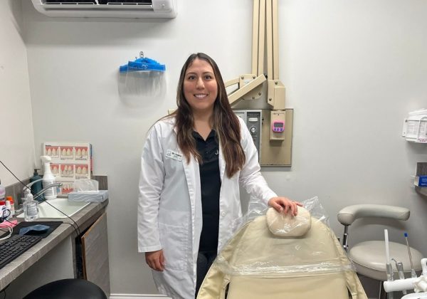 Una migrante ecuatoriana dirige su propio consultorio dental en Estados Unidos, mientras asume múltiples roles para sacarlo adelante. (Kike Perdono)