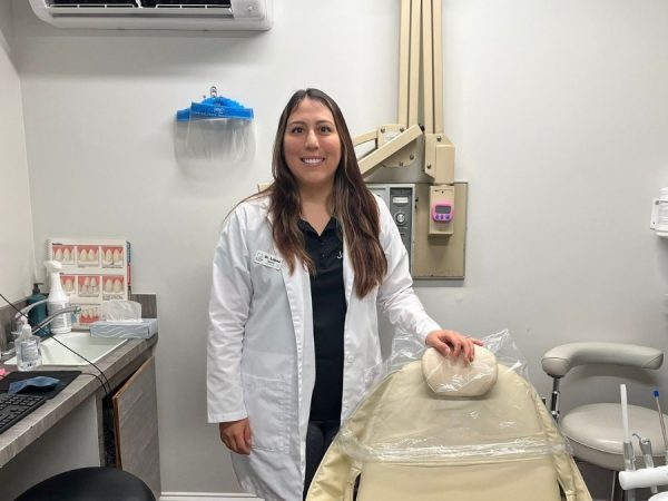 Una migrante ecuatoriana dirige su propio consultorio dental en Estados Unidos, mientras asume múltiples roles para sacarlo adelante. (Kike Perdono)