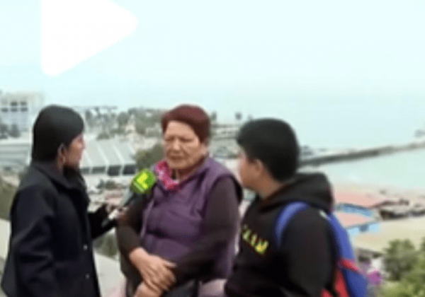 El país en alerta y ella va al mar: abuela causa furor por llevar a su nieto a la playa
