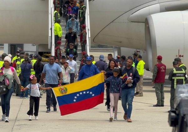 Seis menores entre los 194 migrantes retornados a Venezuela desde EE. UU., confirma Ministerio del Interior