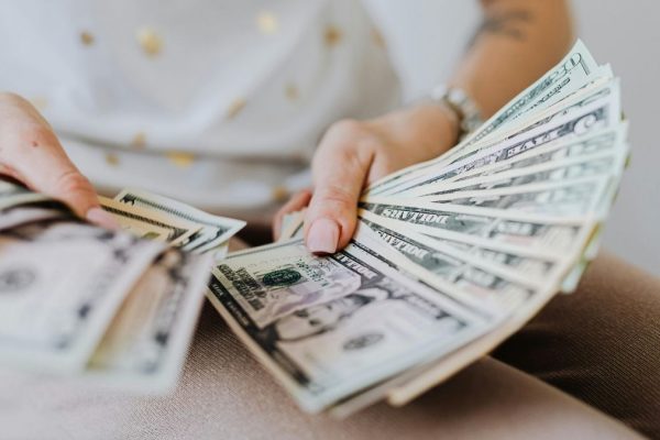 ¿Cuánto destina el Gobierno de Ecuador para cubrir los salarios de los funcionarios públicos (Pexesl)