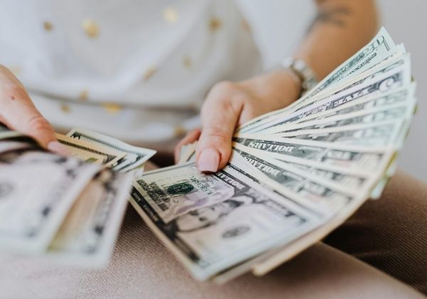 ¿Cuánto destina el Gobierno de Ecuador para cubrir los salarios de los funcionarios públicos (Pexesl)