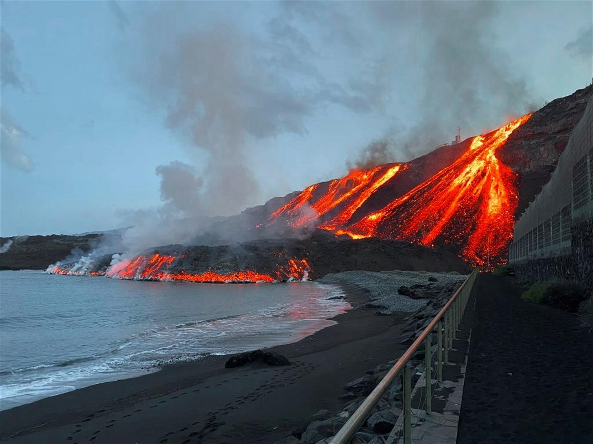 La lava del volcán de La Palma alcanza por segunda vez el mar - Centro
