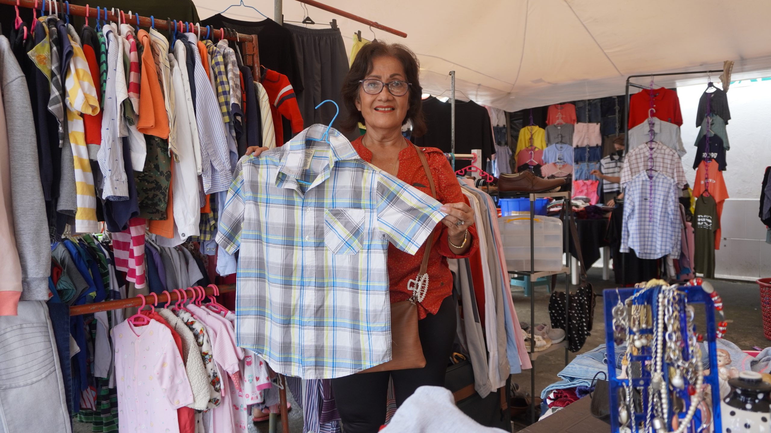 Segunda oportunidad. Empezó vendiendo la ropa usada de su hijo y