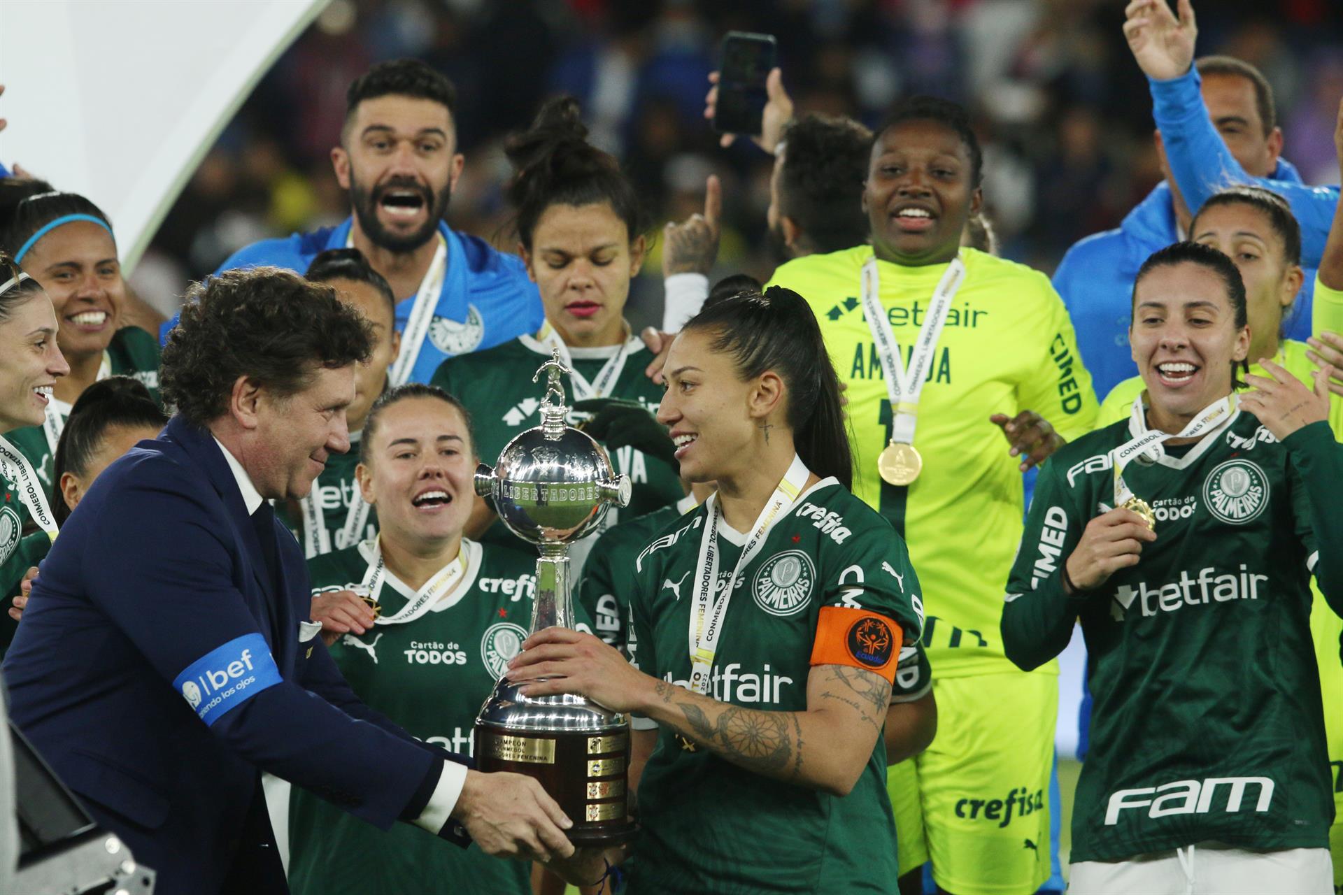 El presidente de la Conmebol, Alejandro Domínguez, entrega hoy el trofeo de la Copa Libertadores Femenina 2022 a Bia Zaneratto del Palmeiras