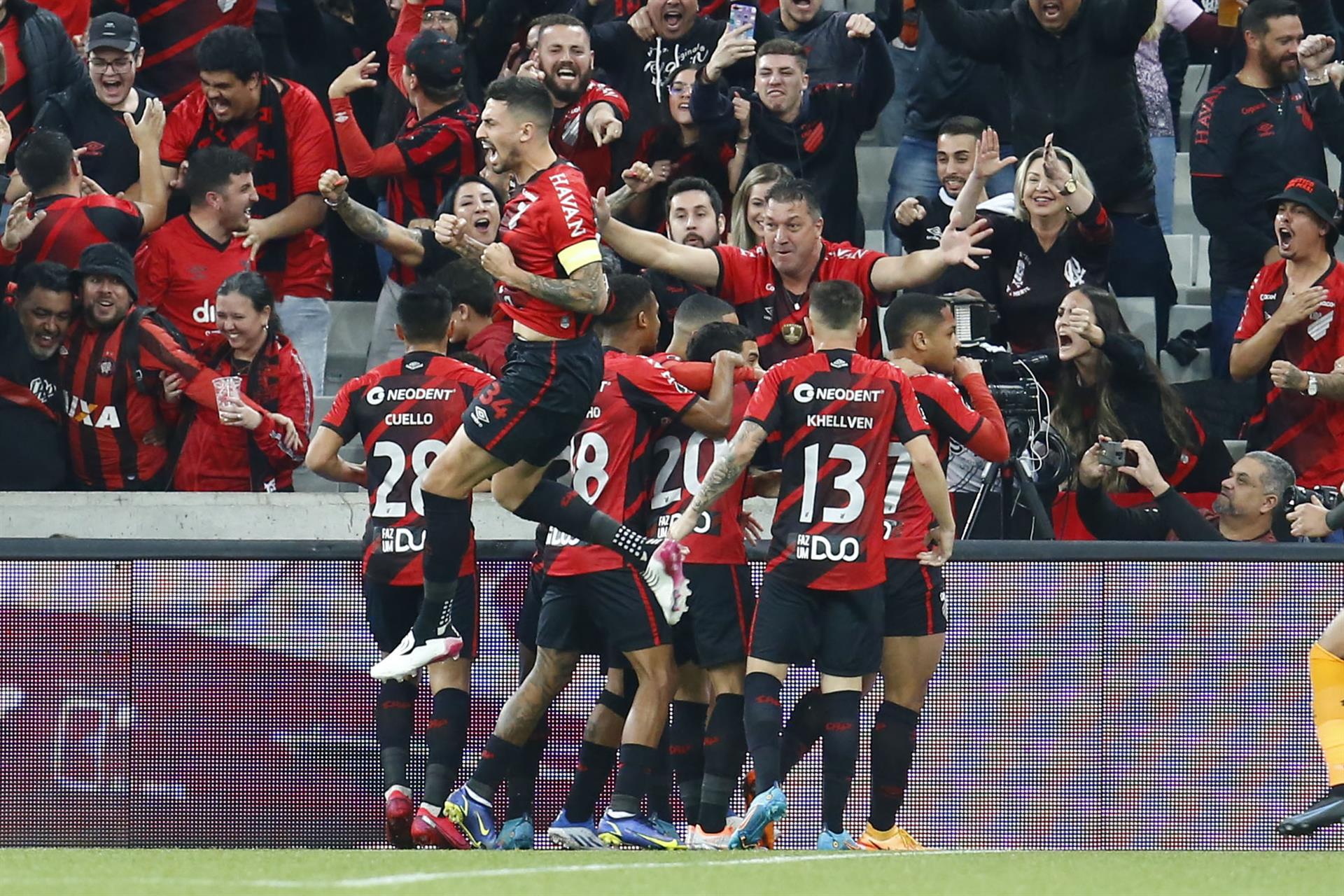 Jugadores de Athletico Paranaense celebran un gol de Vitor Roque