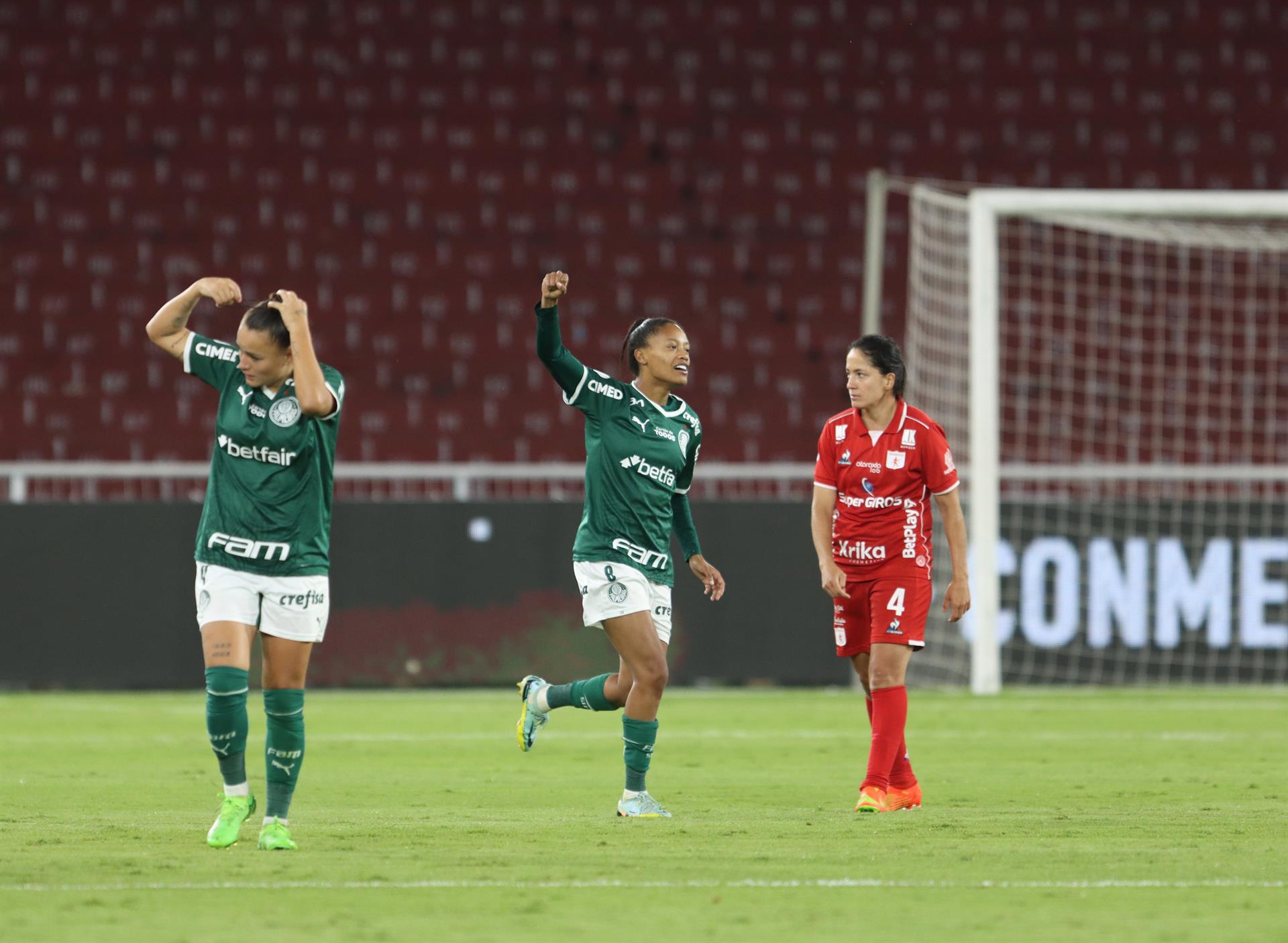 Ariadina Alves (c) de Palmeiras celebra un gol ante el América