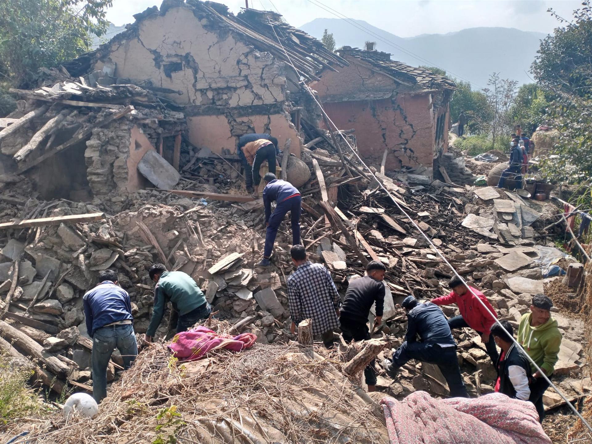 Varias rersonas trabajan entre los escombros en la aldea de Gari Gaau, distrito de Doti, tras un terremoto de magnitud 5,6 que golpeó el oeste de Nepal