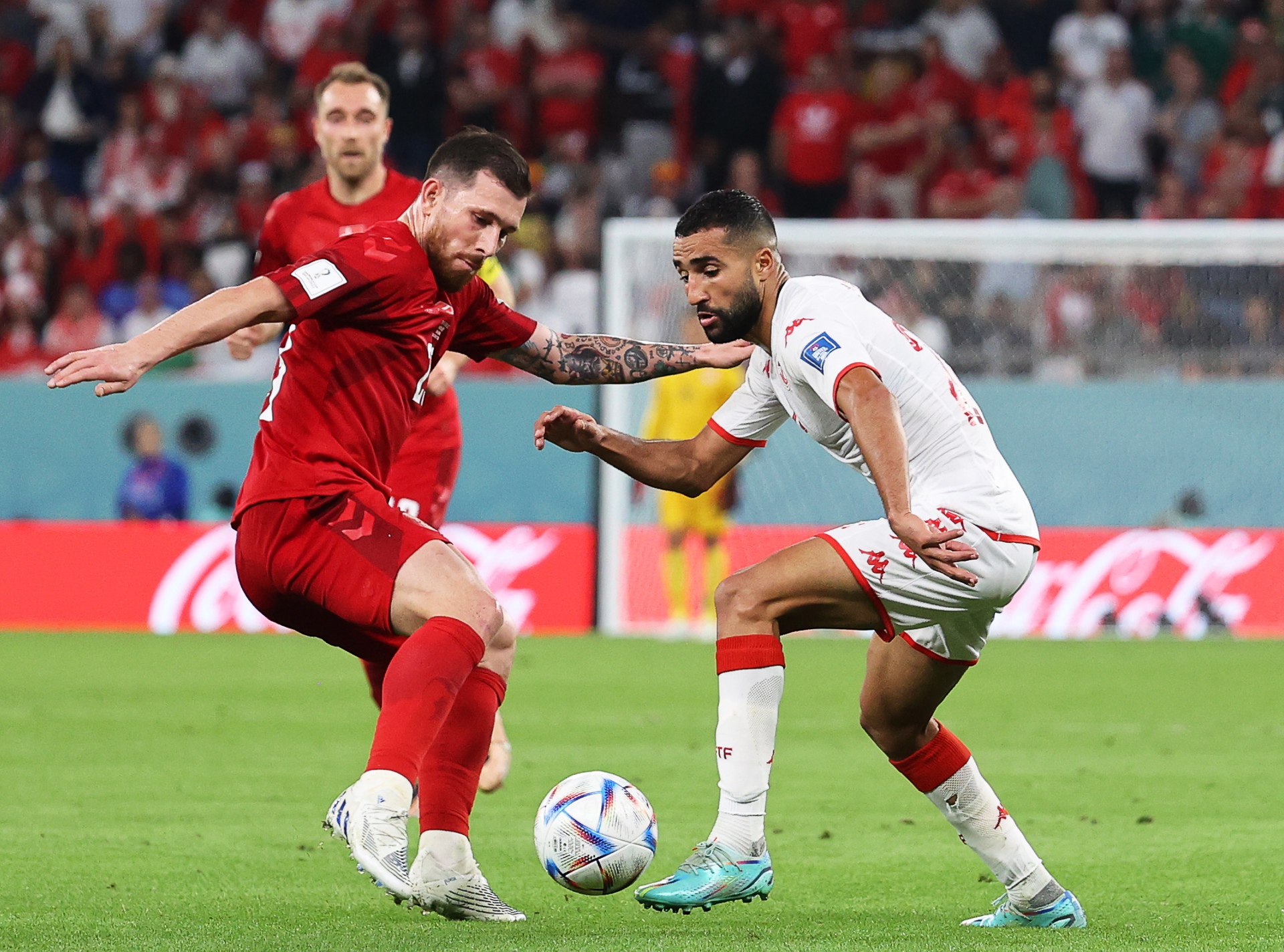 Pierre-Emile Hojbjerg (L) de Dinamarca en acción en contra Ali Abdi (R) de Túnez