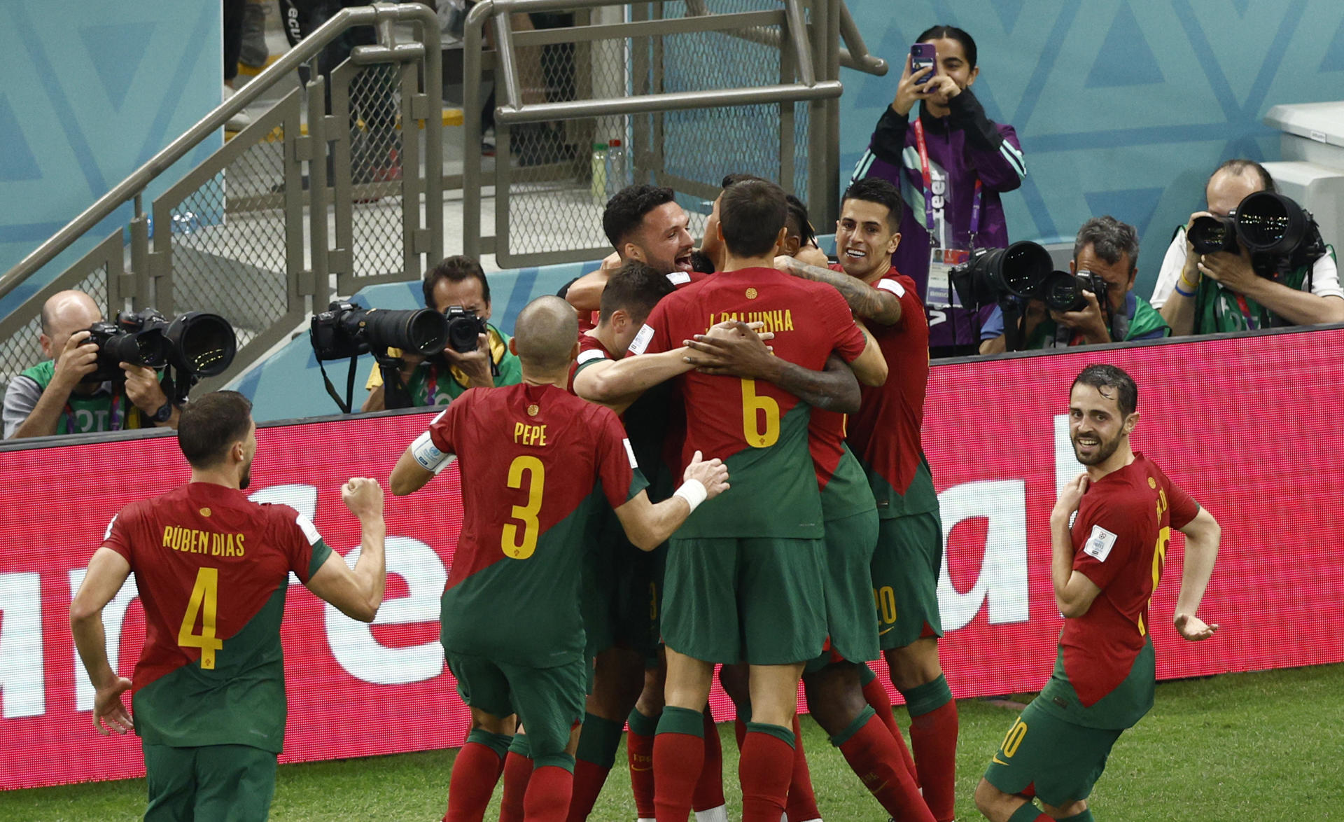 Jugadores de la selección de fútbol de Portugal celebrando el segundo gol de bruno Fernández en el triunfo ante Uruguay.