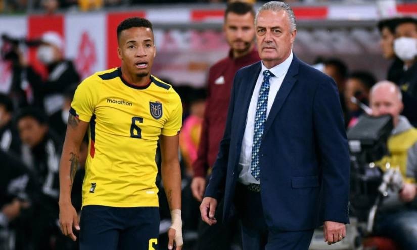 Byron Castillo junto al entrenador de la selección el argentino Gustavo Alfaro.