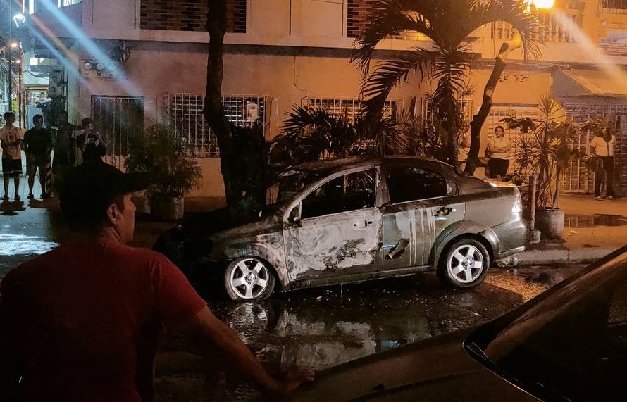 Carro quemado en Guayaquil atentado