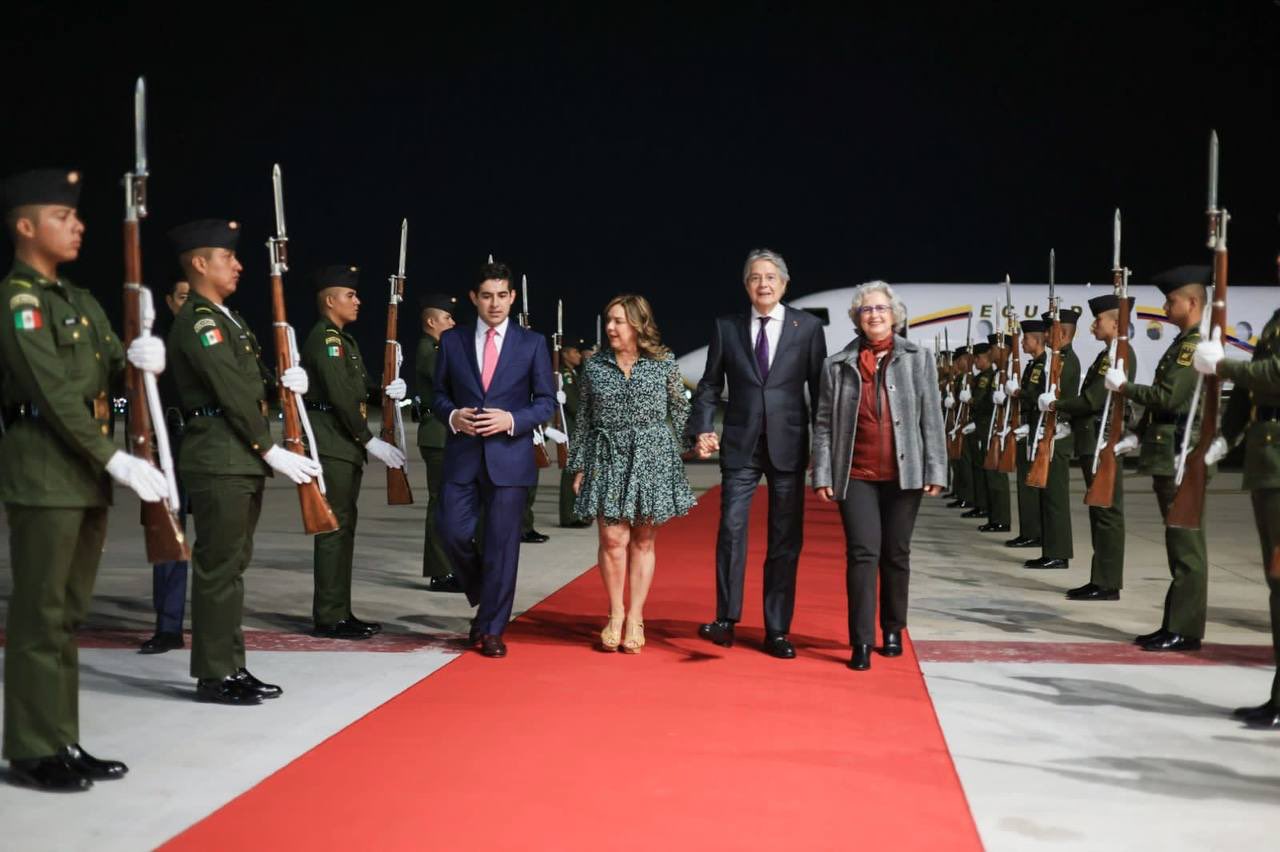 El presidente Guillermo Lasso viajó a México para reunirse con el presidente Manuel López Obrador para cerrar acuerdos comerciales.