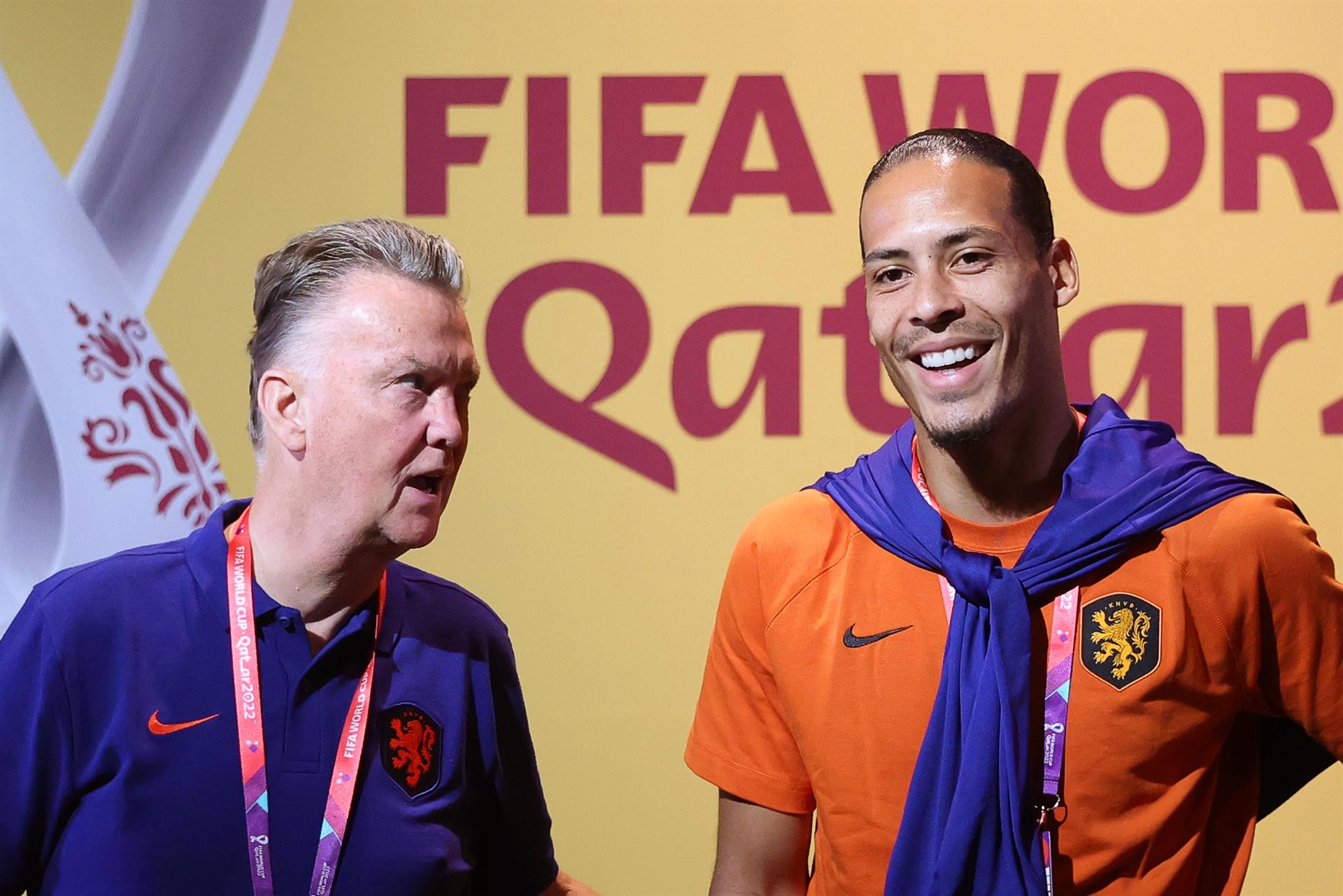 El técnico Louis Van Gaal (izq.) junto al defensa Virgil van Dijk, figura de Holanda.