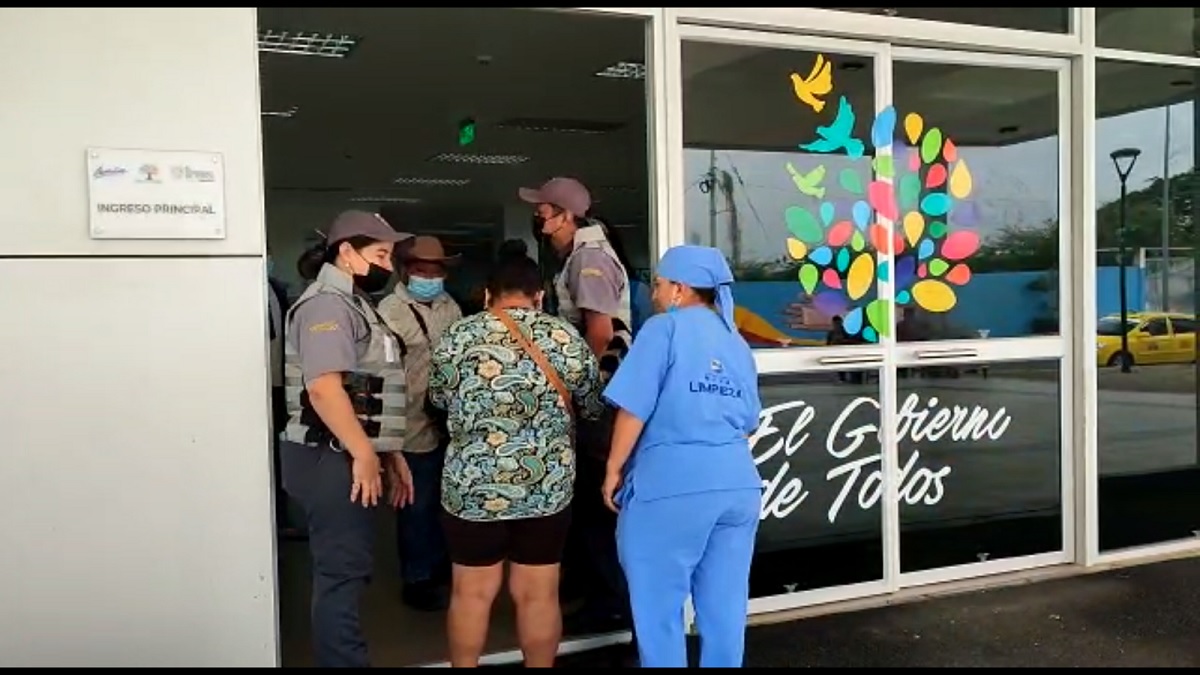 Guardias vigilan los ingresos al hospital Napoleón Dávila de Chone tras toma de rehenes.