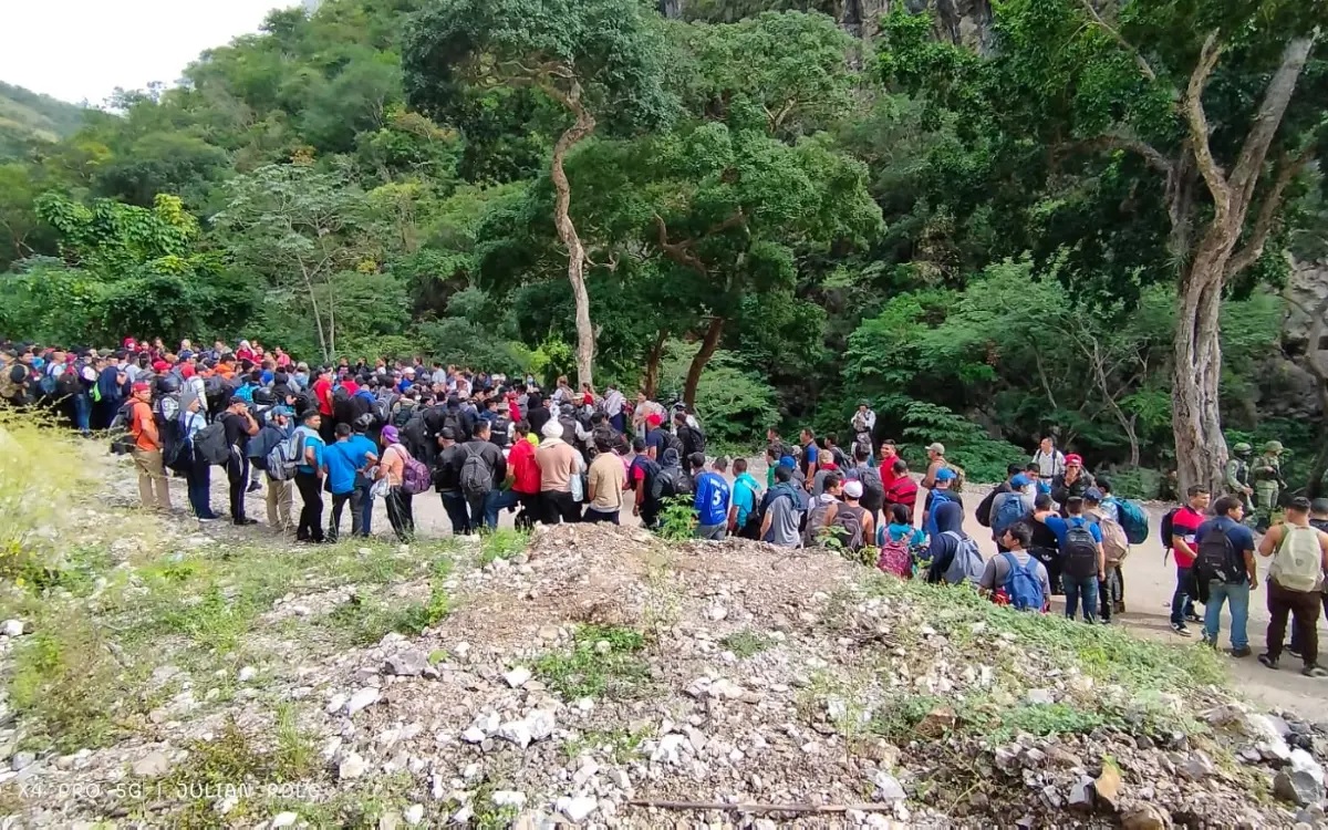 Migrantes abandonados por coyoteros en una zona montañosa de México.