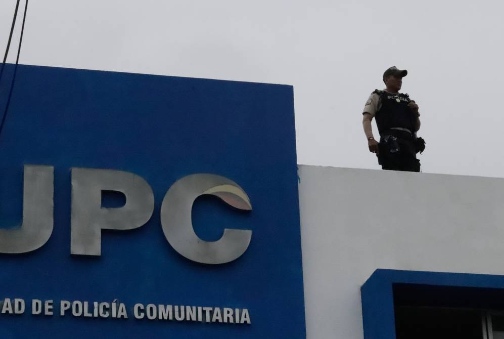 Policías vigilan desde los techos de las UPC