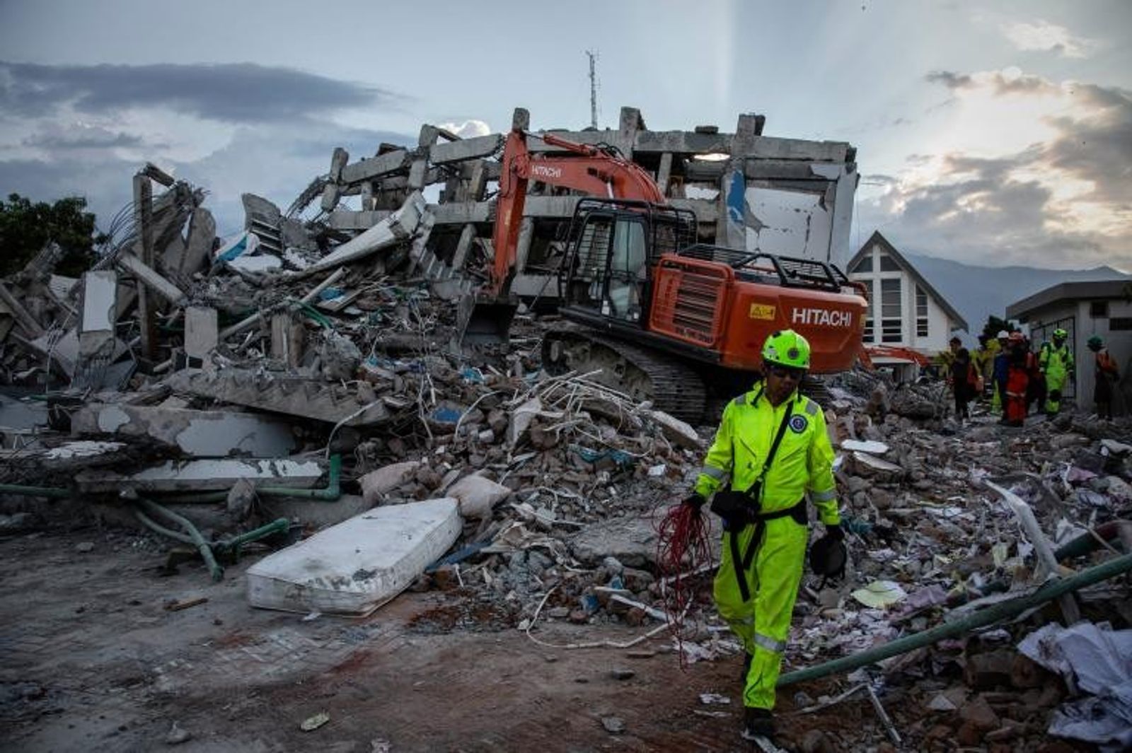 Terremoto en Indonesia deja 55 muertos y más de 700 heridos.