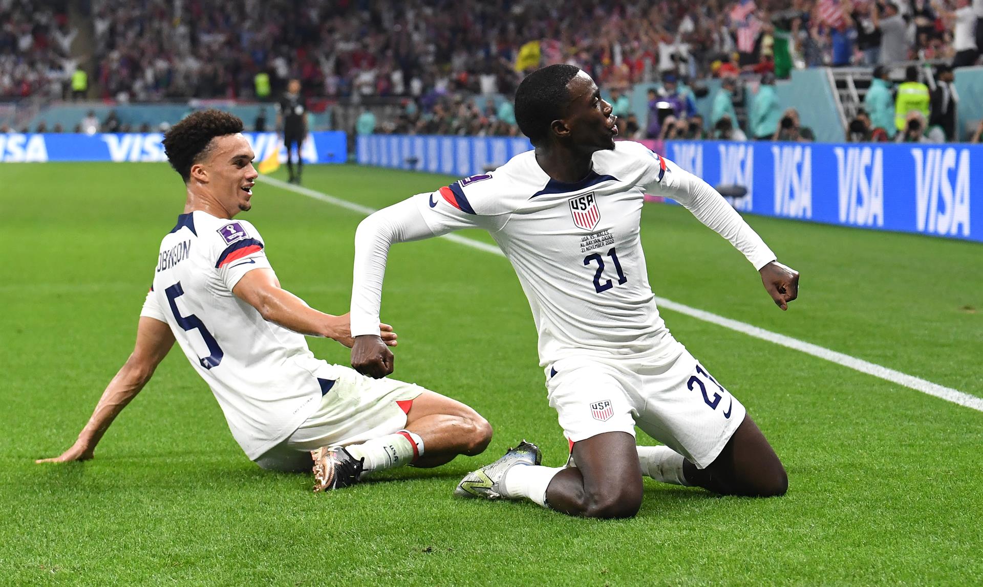 Timothy Weah y Antonee Robinson de USA ante Gales