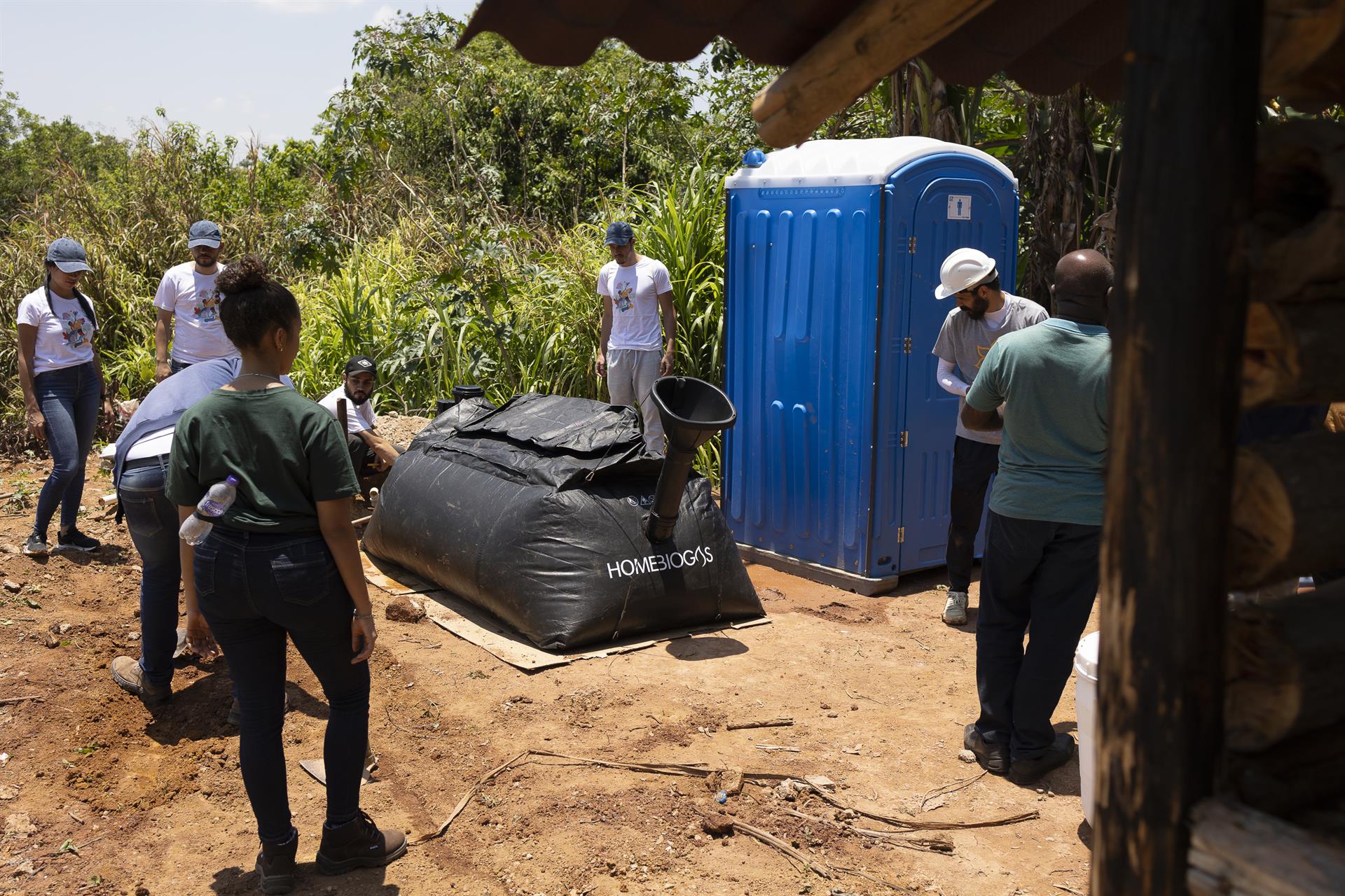 Trabajadores y voluntarios instalan sanitarios en la aldea Tekua Itakupe, una de las seis aldeas que forman parte de la reserva de Jaraguá, a las afueras de la zona metropolitana de Sao Paulo