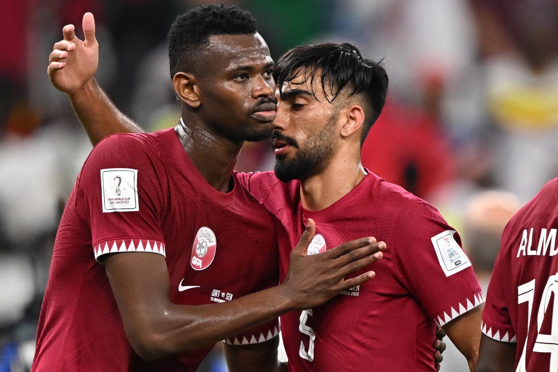 Jugadores de la selección de Qatar perdieron ante Senegal y quedaron eliminados del Mundial.