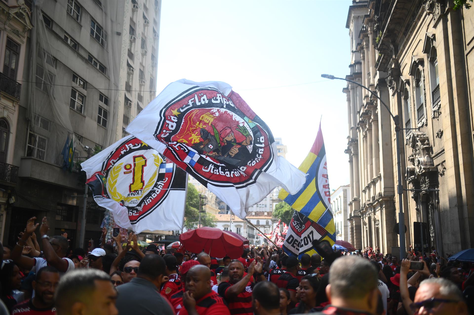 Aficionados de Flamengo celebran la conquista de la Copa Libertadores y de la Copa de Brasil
