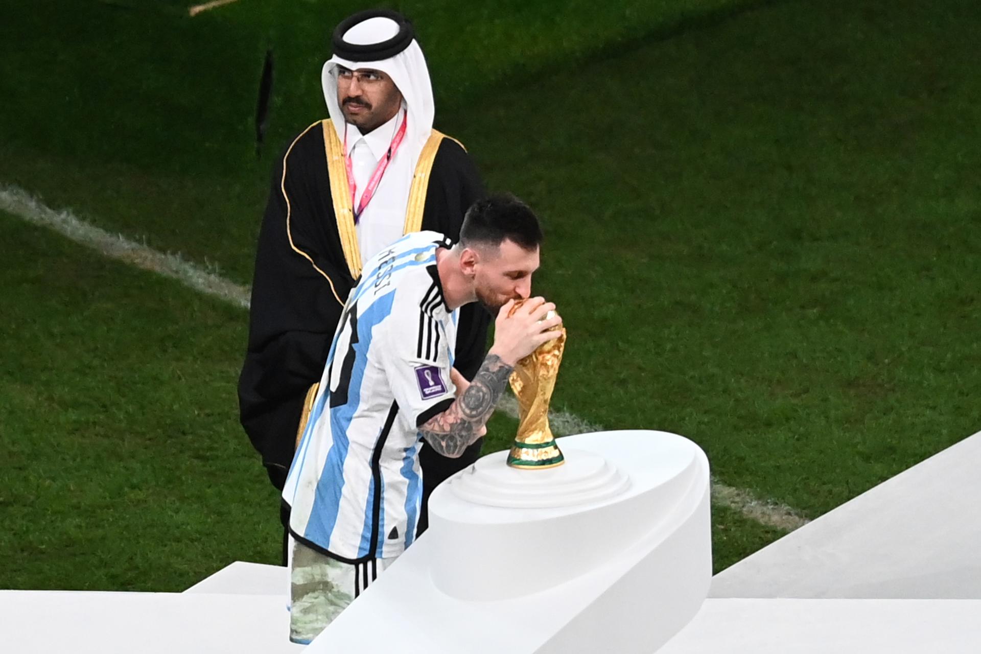 Lusail (Qatar), 18/12/2022.- Lionel Messi of Argentina kisses the World Cup trophy after the FIFA World Cup 2022 Final between Argentina and France at Lusail stadium, Lusail, Qatar, 18 December 2022. (Mundial de Fútbol, Francia, Estados Unidos, Catar) EFE/EPA/Georgi Licovski