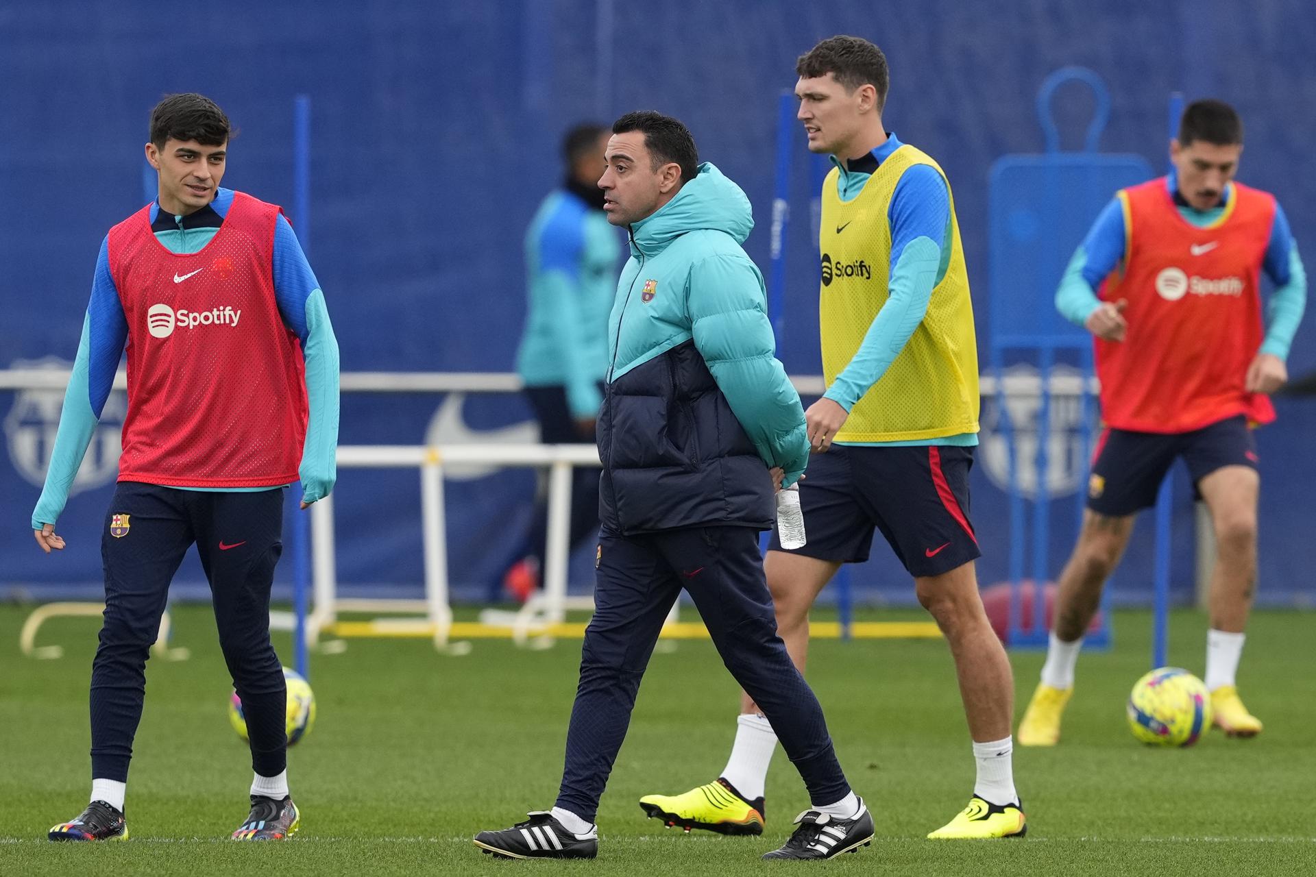 El centrocampista del FC Barcelona, Pedri (i), el entrenador del FC Barcelona, Xavi Hernánde (c) y el defensa danés del FC Barcelona, Andreas Christensen (2d),